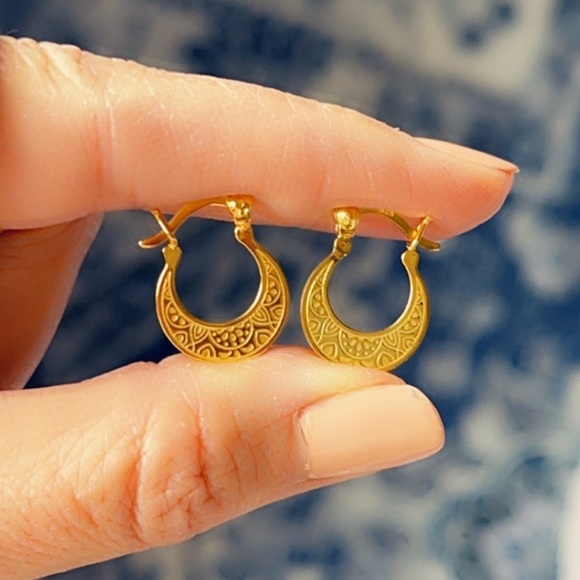 14k Gold Patterned Small Hoops - Picture 3 of 7